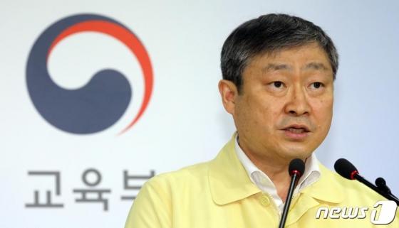 박백범 교육부 차관이 29일 정부세종청사 교육부 브리핑실에서 '수도권 지역 대상, 강화된 학교 밀집도 최소화 조치 시행' 브리핑을 하고 있다.   /사진=뉴스1