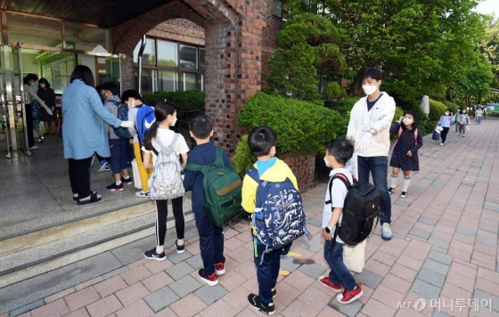 초등학교 1-2학년의 등교개학이 시작된 27일 오전 서울 송파구 세륜초등학교에서 학생들이 등교를 하고 있다./사진=김휘선 기자