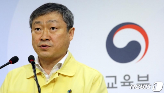 박백범 교육부 차관이 29일 정부세종청사 교육부 브리핑실에서 '수도권 지역 대상, 강화된 학교 밀집도 최소화 조치 시행' 브리핑을 하고 있다./사진=뉴스1