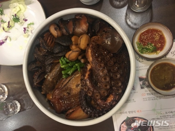 [서울=뉴시스]김정숙 여사가 지난 28일 청와대 상춘재에서 열린 양당 원내대표 초청 오찬에 참석한 주호영 미래통합당 원내대표에게 사모님과 드시라며 선물한 문어전복찜. (사진=미래통합당 제공) 2020.05.29.photo@newsis.com