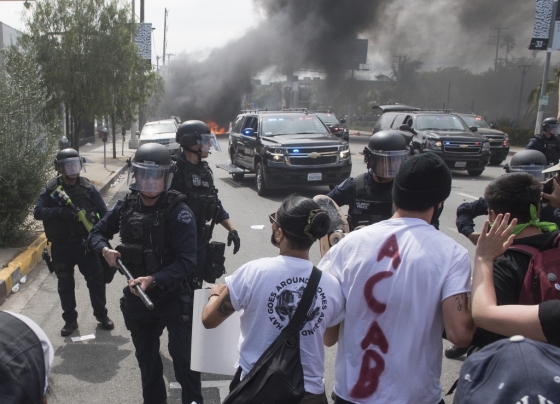 미네소타주 미니애폴리스에서 백인 경찰이 플로이드의 목을 5분간 무릎으로 눌러 숨지게 한 사건으로 미 전역에서 발생한 항의 시위가 번지고 있다./사진=AFP