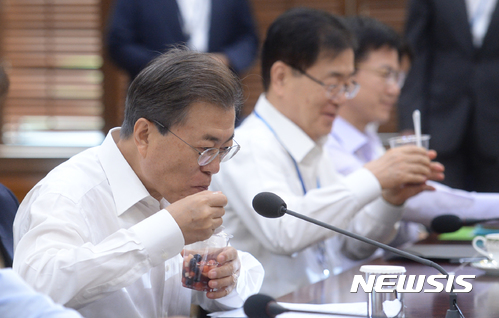【서울=뉴시스】전진환 기자 = 문재인 대통령이 27일 오전 수석 보좌관회의가 열린 청와대 여민관 소회의실에서 수해지역 농가의 낙과로 만든 과일화채를 맛보고 있다. 2017.07.27.   amin2@newsis.com