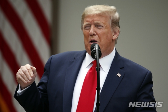 [워싱턴=AP/뉴시스] 도널드 트럼프 미국 대통령은 29일(현지시간) 워싱턴 백악관 로즈가든에서 기자회견을 열고 홍콩 특별지위를 박탈하겠다고 밝혔다. 2020.5.30.