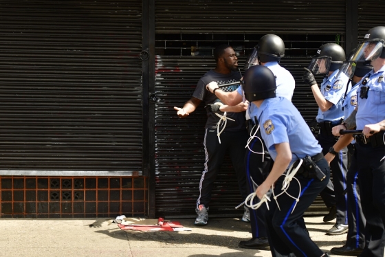 미 펜실베이니아주 필라델피아에서 발생한 시위 도중 한 남성이 경찰과 대치하고 있다./사진=AFP
