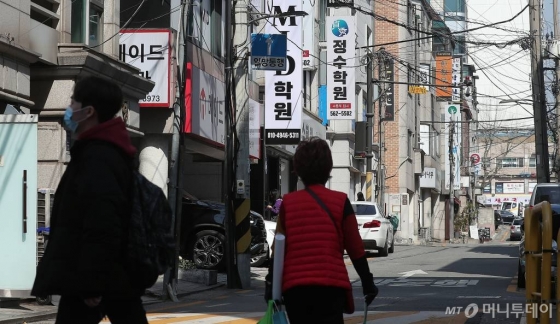 최근 귀국한 유학생을 중심으로 코로나19 확진자가 늘어나고 있는 가운데 30일 오후 서울 강남구 대치동 학원가 인근이 한산한 모습을 보이고 있다. / 사진=김창현 기자 chmt@