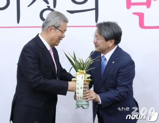 (서울=뉴스1) 신웅수 기자 = 김종인 미래통합당 비상대책위원장이 2일 오후 서울 여의도 국회를 방문한 강기정 청와대 정무수석으로부터 문재인 대통령의 축하 난을 전달받고 있다. 2020.6.2/뉴스1