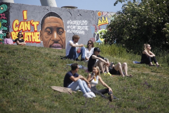 지난달 31일(현지시간) 독일 베를린 장벽에 그려진 조지 플로이드 얼굴과 "숨을 쉴 수 없다"는 문구 그래피티/사진=AFP