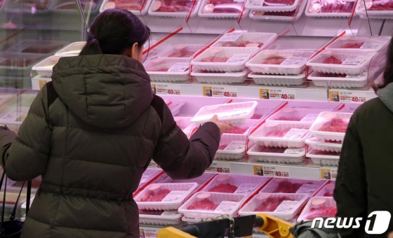 서울 시내의 한 마트에서 시민들이 소고기를 고르고 있다. /사진=뉴스1