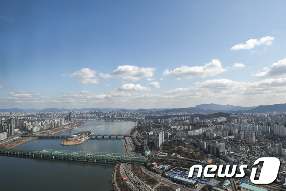 전국 대부분 미세먼지 농도가 '좋음'을 나타내고 있는 지난 2월 오후 서울 영등포구 63스퀘어에서 바라본 하늘이 파랗게 보이고 있다./사진제공=뉴스1