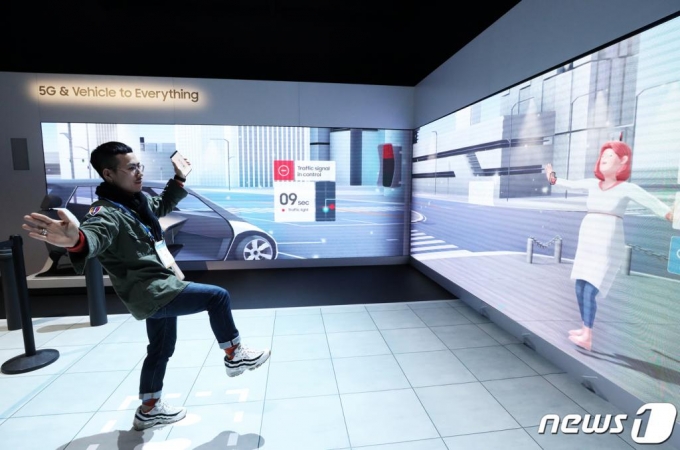 (라스베이거스(미국)=뉴스1) 오대일 기자 = 국제가전전시회 'CES 2020'(Consumer Electronics Show)이 막을 올린 7일(현지시간) 미국 네바다주 라스베이거스 컨벤션센터에 마련된 삼성 전시장에서 한 관람객이 5G와 사물인터넷에 기반한 스마트시티 체험을 하고 있다. 2020.1.8/뉴스1