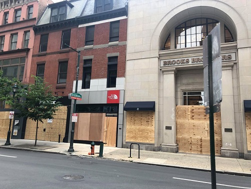 필라델피아 번화가, 노스페이스 매장은 약탈 위험으로 나무판자로 문을 가려놨다. /사진제공=김 모씨