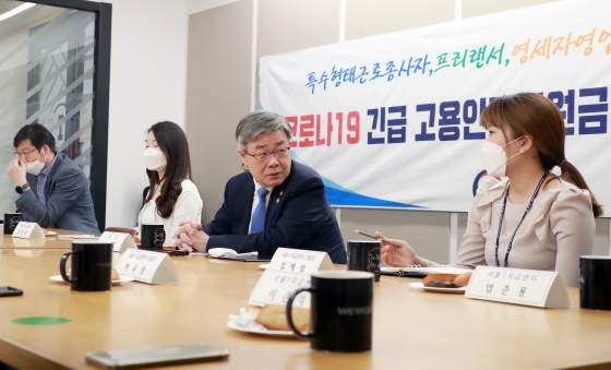 이재갑 고용노동부장관이 3일 오전 코로나19 긴급 고용안정지원금 서울1센터 방문했다./사진제공=고용부