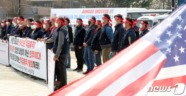 (평택=뉴스1) 조태형 기자 = 1일 오후 경기도 평택 캠프 험프리스 정문 앞에서 전국주한미군한국인노동조합 회원들이 강제 무급휴직 규탄 기자회견을 하고 있다. 한미 방위비 분담금협정 체결 지연으로 주한미군 소속 한국인 근로자 4천여 명은 이날부터 무급휴직에 들어갔다. 2020.4.1/뉴스1