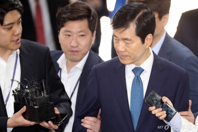 삼성바이오로직스의 분식회계 의혹과 관련해 증거인멸 혐의를 받는 김태한 대표가 24일 오전 서초구 서울중앙지법에서 열리는 영장실질심사에 출석하고 있다. / 사진=이기범 기자 leekb@