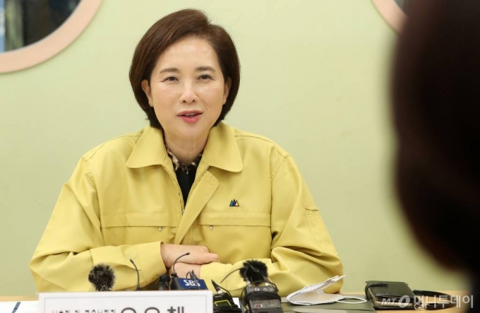 유은혜 사회부총리 겸 교육부 장관이 25일 오전 초등학교 1-2학년과 유치원생의 등교, 등원을 앞두고 서울 용산구 한강중학교를 찾아 방역 준비상황을 점검한 뒤 간담회에 참석해 모두발언을 하고 있다. / 사진=김휘선 기자 hwijpg@
