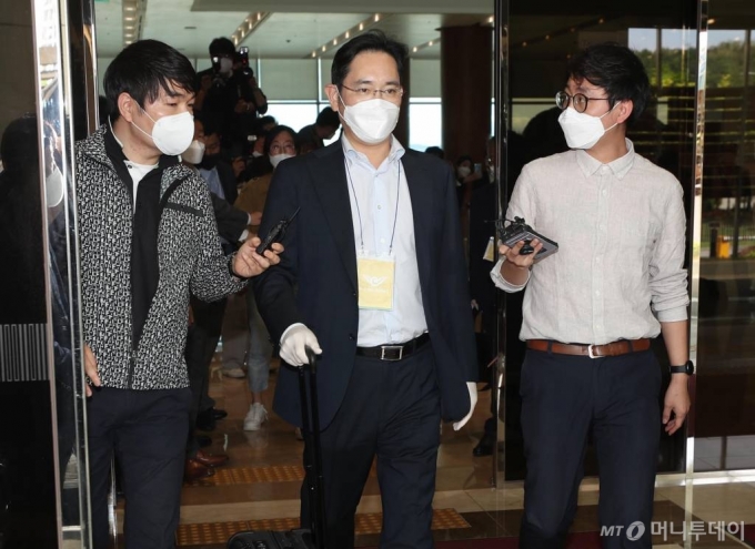 2박 3일 간의 중국 출장 일정을 마치고 귀국한 이재용 삼성전자 부회장이 19일 오후 강서구 김포비즈니스항공센터를 통해 귀국하고 있다. / 사진=이기범 기자 leekb@