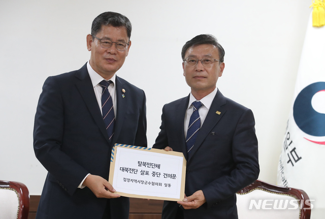 [서울=뉴시스]김명원 기자 = 김연철 통일부 장관이 5일 오전 서울 종로구 정부서울청사 통일부 장관실에서 접경지역 시장군수 협의회장인 정하영 김포시장으로부터 대북 전단 살포 중단 건의문을 전달받고 있다.  2020.06.05.     kmx1105@newsis.
