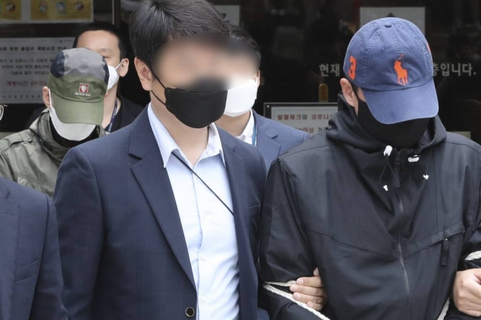 박사방 유료회원 임모씨와 장모씨가 지난달 25일 서울 서초구 서울중앙지법에서 아동청소년의 성보호에 관한 법률 위반(아동성착취물 배포 등) 혐의로 구속 전 피의자 심문(영장실질심사)을 받았다. /사진=뉴시스