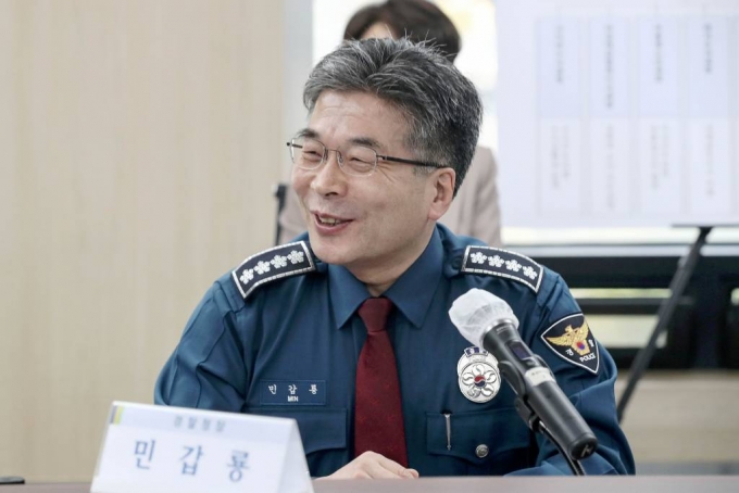 민갑룡 경찰청장이 4월8일 오후 디지털성범죄 대응방안 및 향후계획을 논의하기 위해 서울 서대문구 경찰청 디지털성범죄 특별수사본부를 찾은 진영 행정안전부 장관과 대화를 나누고 있다. /사진=뉴시스