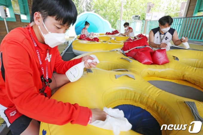 (용인=뉴스1) 조태형 기자 = 4일 오후 경기도 용인시 캐리비안 베이에서 직원들이 튜브, 구명조끼 등 시설과 기구에 대한 소독을 실시하고 있다. 캐리비안 베이는 최근 정부에서 발표한 워터파크 방역 지침과 세계워터파크협회(WWA)에서 내놓은 방안을 종합해, 이용 인원을 대폭 제한하는 등의 고강도 안전 이용 가이드를 마련하고 5일부터 부분 개장한다. 2020.6.4/뉴스1