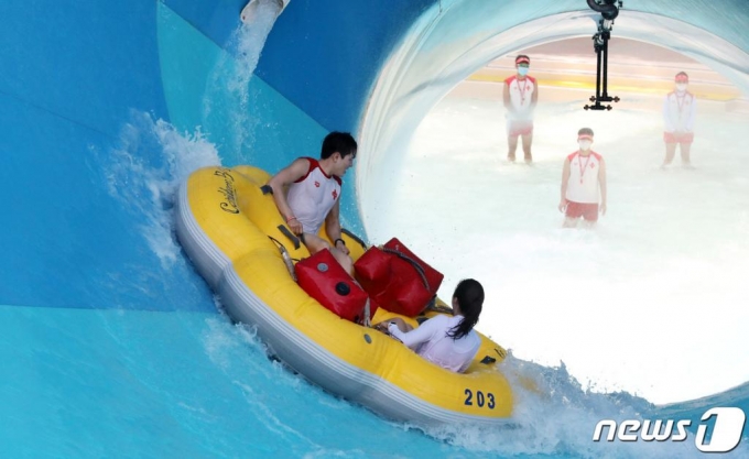 (용인=뉴스1) 조태형 기자 = 4일 오후 경기도 용인시 캐리비안 베이에서 직원들이 거리두기를 위해 더미가 설치된 튜브에 탑승해 개장 전 놀이기구 시운전을 하고 있다. 캐리비안 베이는 최근 정부에서 발표한 워터파크 방역 지침과 세계워터파크협회(WWA)에서 내놓은 방안을 종합해, 이용 인원을 대폭 제한하는 등의 고강도 안전 이용 가이드를 마련하고 5일부터 부분 개장한다. 2020.6.4/뉴스1