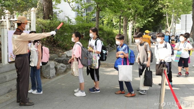 중학교 1학년, 초등학교 5-6학년 대상 4차 등교개학날인 8일 오전 서울 송파구의 한 초등학교에서 학생들이 등교 전 발열검사를 위해 대기하고 있다. / 사진=김휘선 기자 hwijpg@