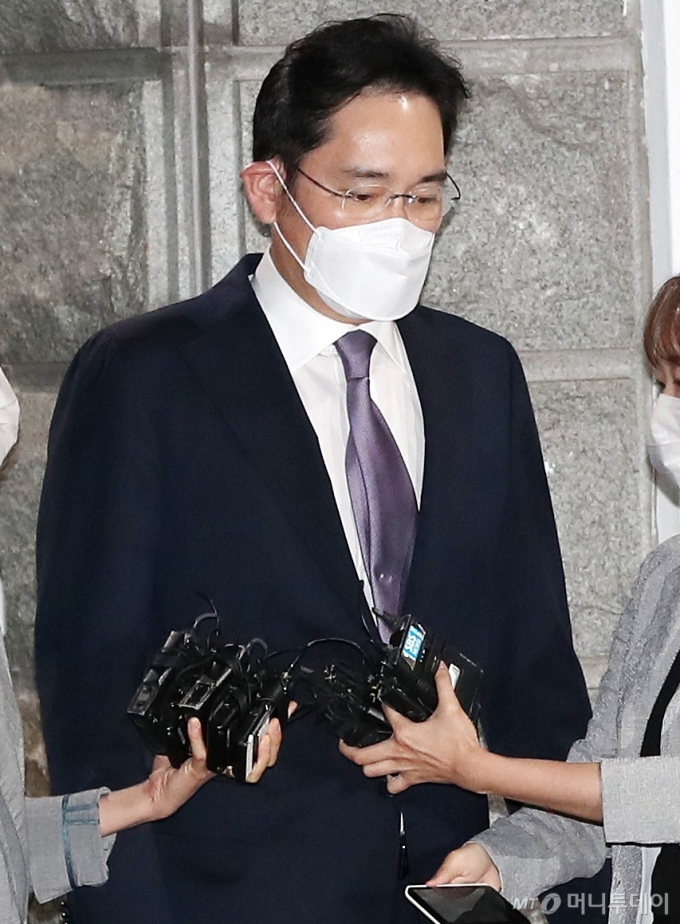 경영권 부정 승계 의혹에 대한 구속영장이 기각된 이재용 삼성전자 부회장이 9일 새벽 경기도 의왕 서울구치소를 나서고 있다. / 사진=김휘선 기자 hwijpg@