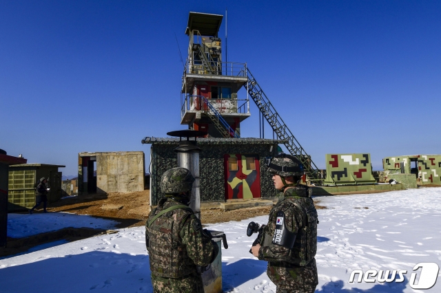 (서울=뉴스1) = 합동참모본부는 3일 오전 7시41분경 북측에서 중부전선 아군 GP(감시초소)로 총탄 수발이 피탄됐다고 밝혔다. 우리 군은 대응매뉴얼에 따라 현장 지휘관의 판단하에 경고방송 및 사격 2회를 실시했으며, 군의 인원 및 장비 피해는 없는 것으로 알려졌다. 사진은 지난해 2월 '9.19 군사합의' 이행에 따라 시범철수된 강원도 고성의 GP. (뉴스1 DB) 2020.5.3/뉴스1