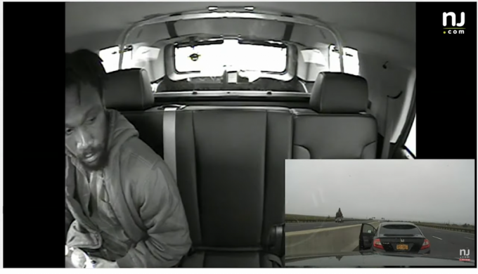 경찰차 뒷자리에 타고 있는 고든. /사진=유튜브 nj.com