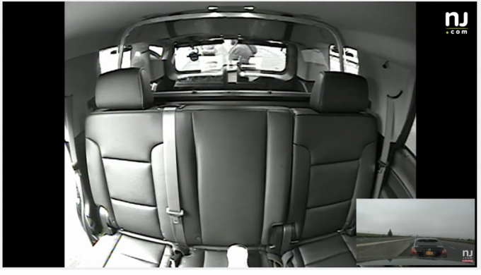 경찰차에서 내린 고든과 웨첼이 몸싸움을 벌이고 있다. /사진=유튜브 nj.com