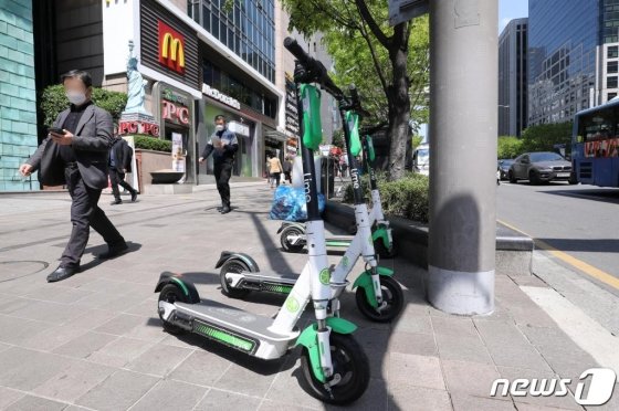 서울 강남역 인근에 공용 킥보드가 배치돼 있다. /사진=뉴스1