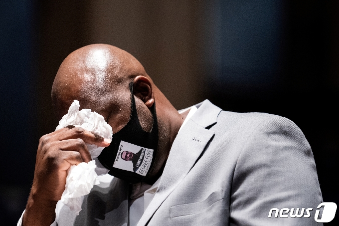 10일(현지시간) 미 하원 법사위 청문회에 참석해 증언하다가 눈물을 닦는 조지 플로이드의 동생 필로니스 플로이드. ⓒ 로이터=뉴스1