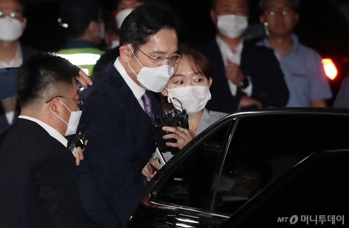 경영권 부정 승계 의혹에 대한 구속영장이 기각된 이재용 삼성전자 부회장이 9일 새벽 경기도 의왕 서울구치소를 나서고 있다. / 사진=김휘선 기자 hwijpg@
