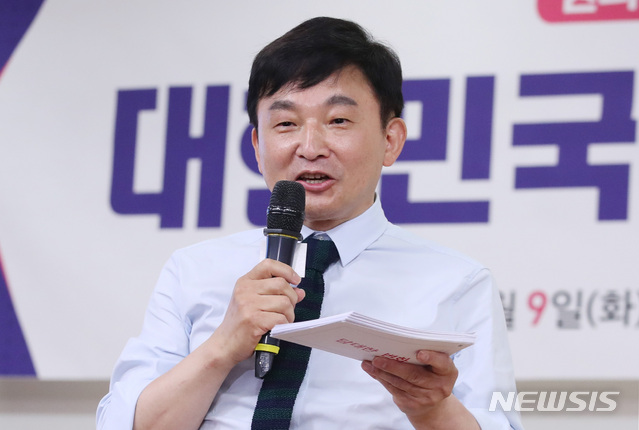 [서울=뉴시스] 김진아 기자 = 원희룡 제주도지사가 9일 서울 여의도 의원회관에서 열린 '대한민국 미래혁신포럼' 21대 국회 개원 기념 특별강연에서 강연을 하고 있다. 2020.06.09.   bluesoda@newsis.com