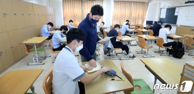 코로나19로 미뤄졌던 2021학년도 전국연합학력평가가 실시된 지난달 21일 전북 전주시 호남제일고등학교에서 고3 학생들이 수능 모의평가를 치르고 있다. /사진=뉴스1