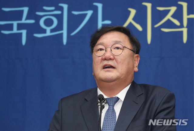 김태년 더불어민주당 원내대표가 12일 서울 여의도 국회에서 열린 의원총회에서 발언하고 있다. / 사진제공=뉴시스