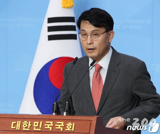 (서울=뉴스1) 신웅수 기자 = 윤상현 무소속 의원이 15일 오후 서울 여의도 국회 소통관에서 보수야권인사를 대북특사로 파견할 것을 제안하는 기자회견을 하고 있다. 2020.6.15/뉴스1