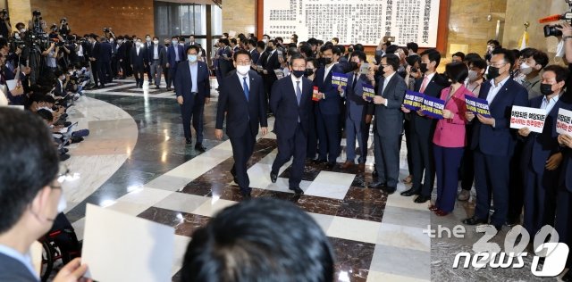 (서울=뉴스1) 이동해 기자 = 제21대 국회 첫 상임위원장 선출을 위한 본회의가 열린 15일 오후 서울 여의도 국회 로텐더홀에서 미래통합당 의원들이 구호를 외치고 있다. 2020.6.15/뉴스1