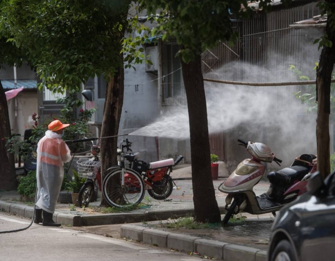 신종 코로나바이러스 감염증(코로나19) 집단 발병 사건이 발생한 중국 후베이성 우한시 둥시후(東西湖)구 싼민(三民) 구역에서  소독 작업이 진행되고 있다. /사진=[우한=신화/뉴시스]