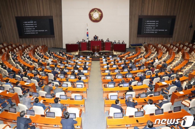 박병석 국회의장이 15일 오후 서울 여의도 국회에서 열린 제379회 국회(임시회) 제5차 본회의에서 법사위원장을 비롯한 6개 상임워원장 선거 결과를 밝히며 의사봉을 두드리고 있다.   이번 본회의에서 21대 국회 전반기 법제사법위원장에 4선 윤호중 더불어민주당 의원(경기 구리), 기획재정위원장에 3선 윤후덕(경기 파주갑), 외교통일위원장에 5선 송영길(인천 계양을 ), 국방위원장에 3선 민홍철(경남 김해갑), 산업통상자원중소벤처기업위원장에 3선 이학영(경기 군포), 보건복지위원장에 3선 한정애(서울 강서병) 더불어민주당 의원이 각각 선출됐다. /사진=뉴스1