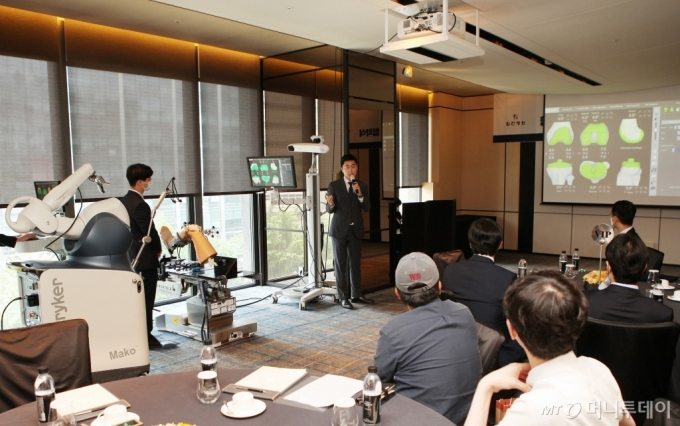 한국스트라이커 담당자가 인공관절수술 로봇 마코 시연 설명 중이다./사진제공=힘찬병원