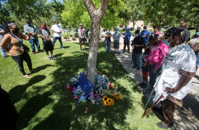 로버트 풀러(24)가 마지막으로 발견된 나무 아래서 시민들이 그를 추모하고 있다. /사진=로이터