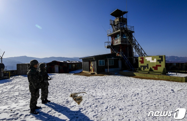 (서울=뉴스1) = 합동참모본부는 3일 오전 7시41분경 북측에서 중부전선 아군 GP(감시초소)로 총탄 수발이 피탄됐다고 밝혔다. 우리 군은 대응매뉴얼에 따라 현장 지휘관의 판단하에 경고방송 및 사격 2회를 실시했으며, 군의 인원 및 장비 피해는 없는 것으로 알려졌다. 사진은 지난해 2월 '9.19 군사합의' 이행에 따라 시범철수된 강원도 고성의 GP. (뉴스1 DB) 2020.5.3/뉴스1
