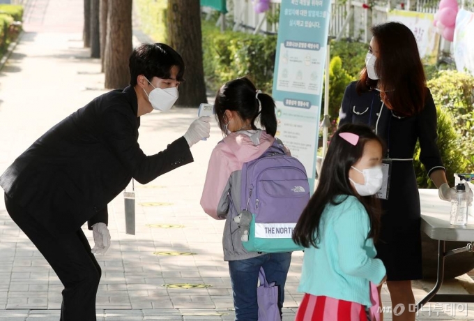 초등학교 1-2학년의 등교개학이 시작된 27일 오전 서울 송파구 세륜초등학교에서 학생들이 등교 전 발열검사를 하고 있다. / 사진=김휘선 기자 hwijpg@