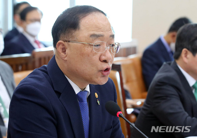 [서울=뉴시스] 장세영 기자 = 홍남기 경제부총리 겸 기획재정부 장관이 17일 서울 여의도 국회에서 열린 기획재정위원회 제1차 전체회의에 참석해 의원질의에 답하고 있다. 2020.06.17.   photothink@newsis.com