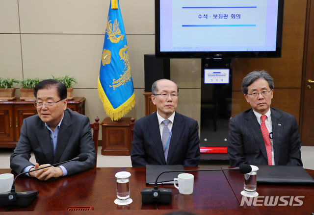 [서울=뉴시스]배훈식 기자 = 정의용(왼쪽부터) 국가안보실장과 김유근 1차장, 김현종 2차장이 2일 청와대 여민관에서 열린 수석·보좌관회의에 참석해 나란히 앉아 있다. 2019.12.02.   dahora83@newsis.com