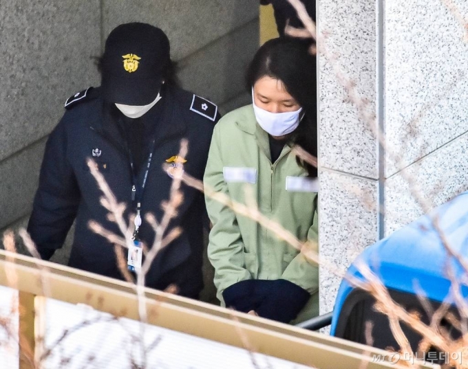 [제주=뉴시스]우장호 기자 = 전 남편을 살해한 혐의를 받는 피고인 고유정(37)이 20일 선고 공판을 마치고 제주지방법원을 빠져나가고 있다. 제주지법 형사2부(정봉기 부장판사)는 이날 고씨에게 무기징역을 선고했다. (사진=제주신보 제공) 2020.02.20.   photo@newsis.com