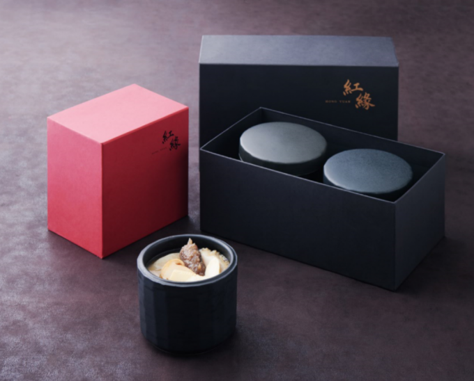 서울 웨스틴조선호텔의 중식당 홍연은 여름 보양식으로 출시한 불도장을 유명 도예가의 그릇에 담아 테이크아웃 상품으로 구성했다. /사진=신세계조선호텔