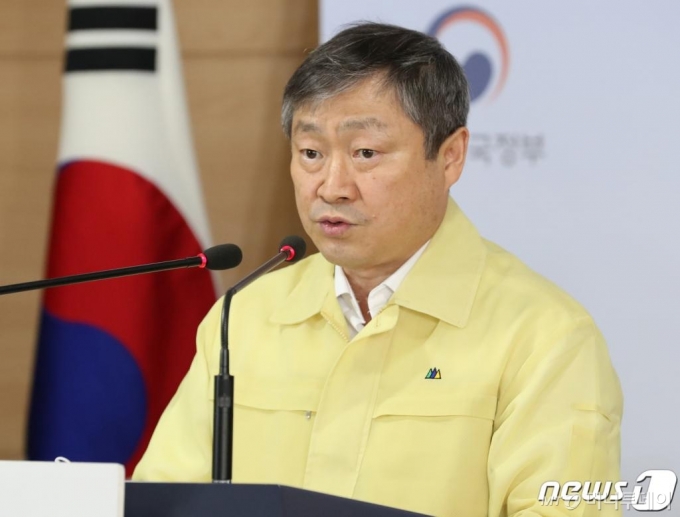 (서울=뉴스1) 송원영 기자 = 박백범 교육부 차관이 16일 서울 종로구 정부서울청사에서 등교수업 조정, 학생·교직원 확진, 학교 밀집도 최소화 등 등교수업 관련 브리핑을 하고 있다. 2020.6.16/뉴스1