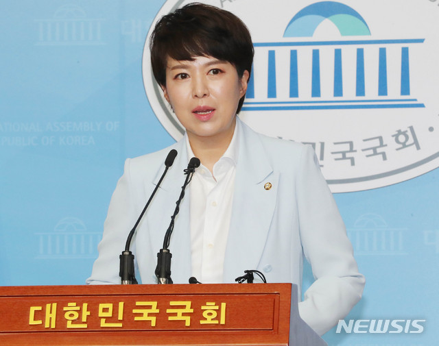 [서울=뉴시스] 장세영 기자 = 김은혜 미래통합당 대변인이 11일 서울 여의도 국회 소통관에서 비상대책위원회의 비공개 부분 관련 브리핑을 진행하고 있다. 2020.06.11.   photothink@newsis.com